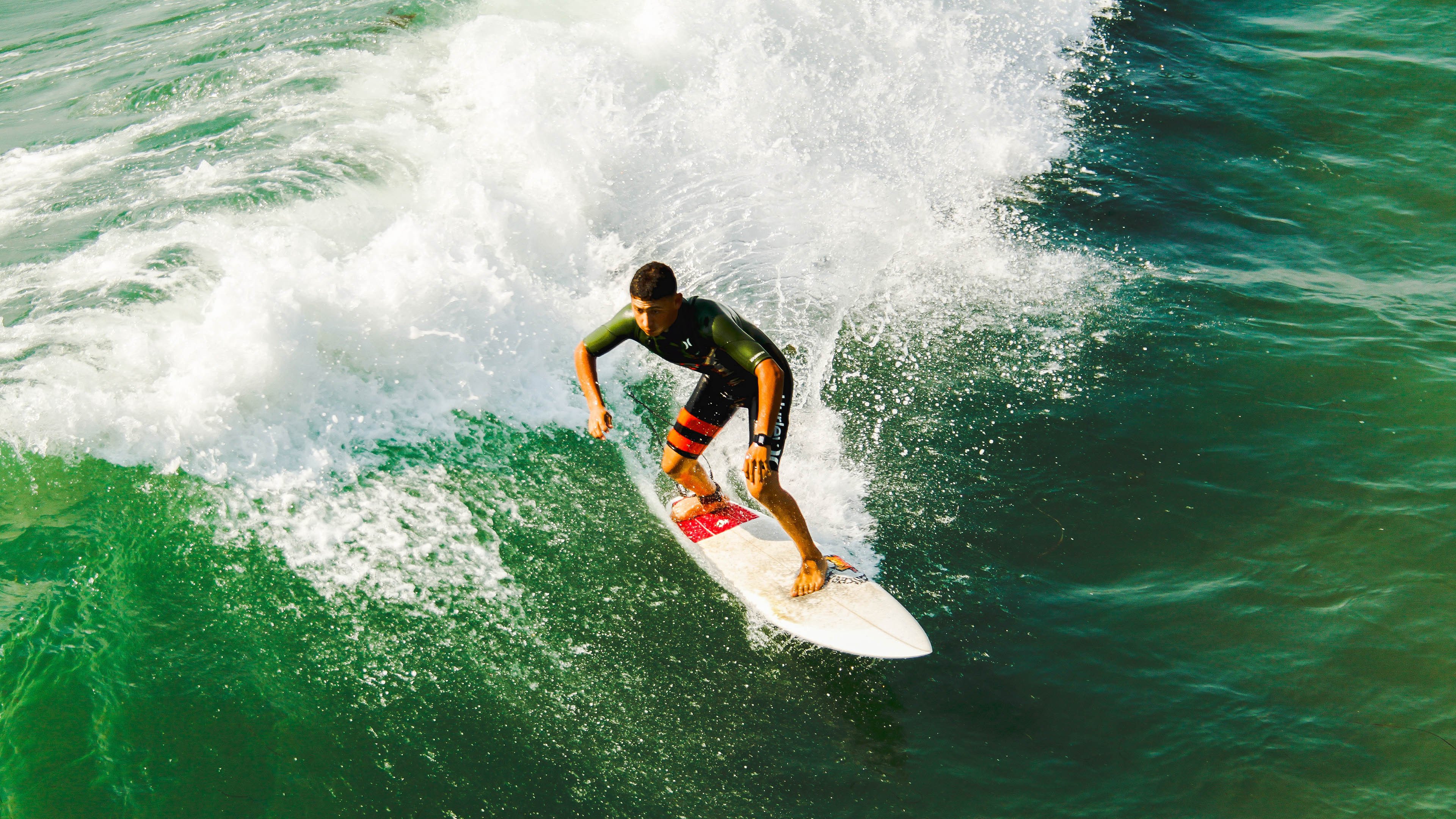 多地结合足球推动全民健康，打造体育强国新格局，足球运动在全民健身中的意义