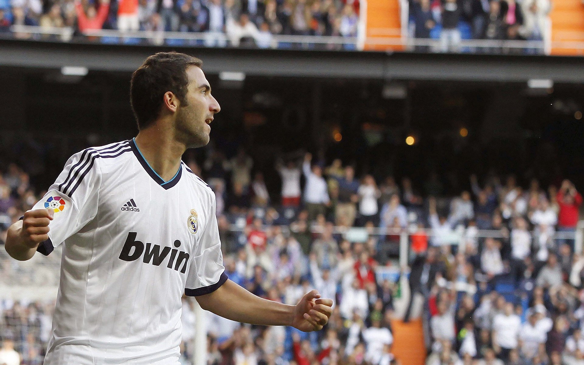 球场风采：运动员的场上风格与个人特色，描写球场上运动员风采